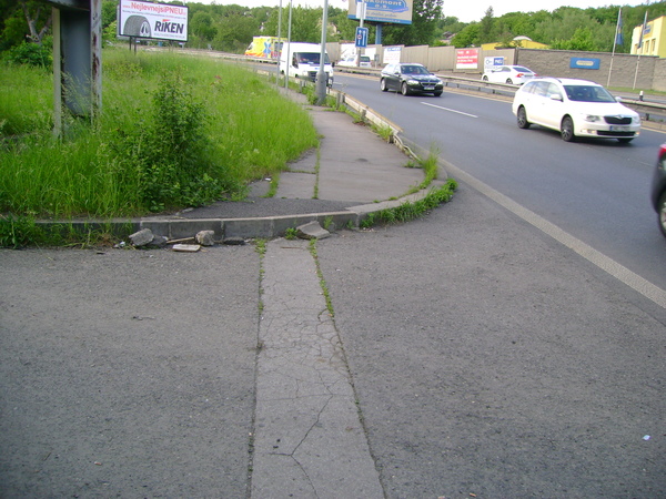 The photo for Částečně vyřešené: vysoké obrubníky na stezce.