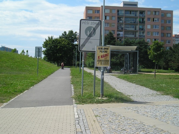 The photo for A22 Háje: Neoznačená cyklostezka.